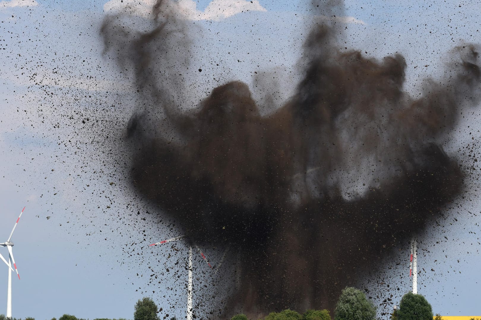 Bremen: Eine Fliegerbombe aus dem Zweiten Weltkrieg wird auf einem freien Feld gesprengt.