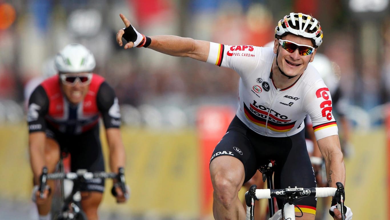 André Greipel bejubelt seinen Sieg auf der Schlussetappe der Tour 2016.