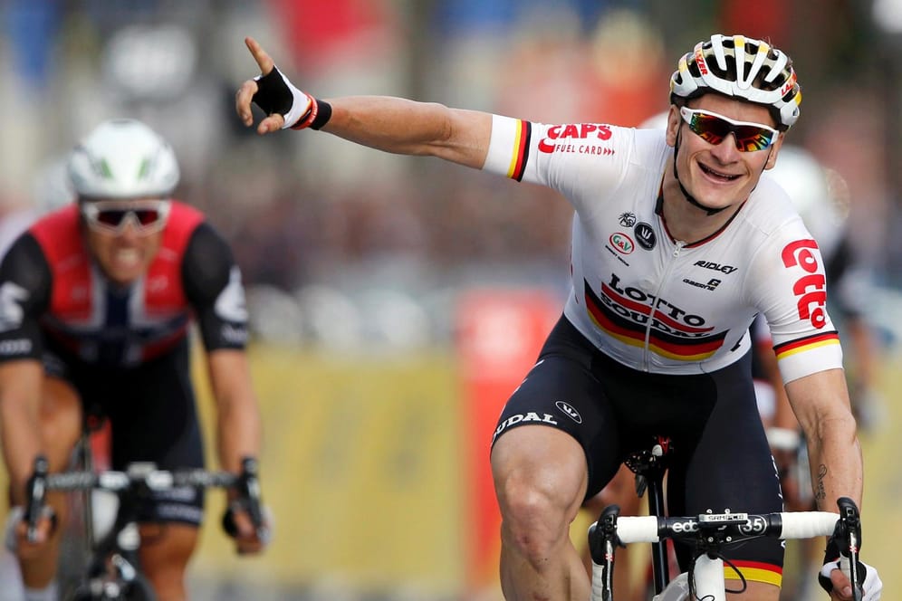 André Greipel bejubelt seinen Sieg auf der Schlussetappe der Tour 2016.