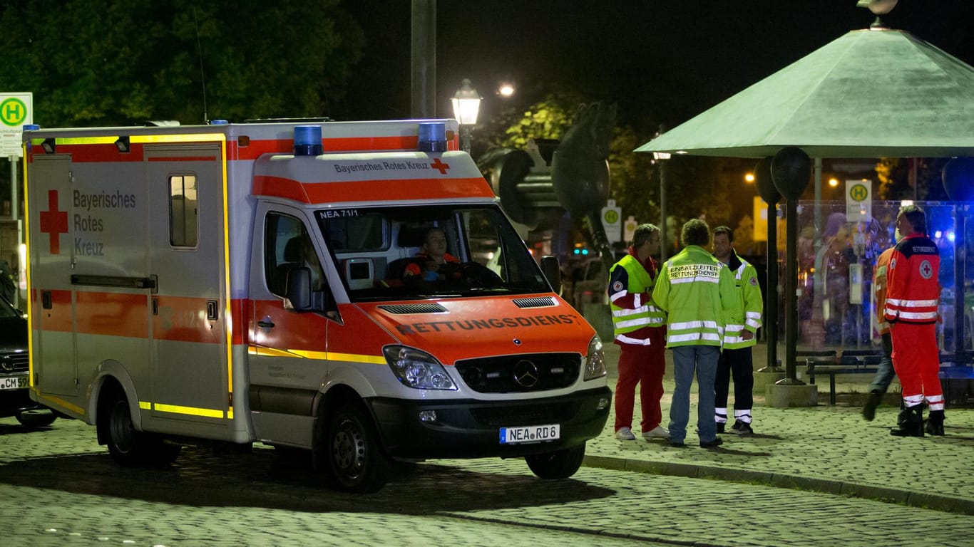 Rettungskräfte auf dem Schlossplatz in Ansbach.