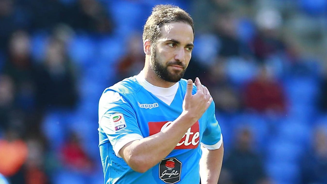 Das Wechseltheater um Gonzalo Higuain stößt den Neapel-Fans übel auf.