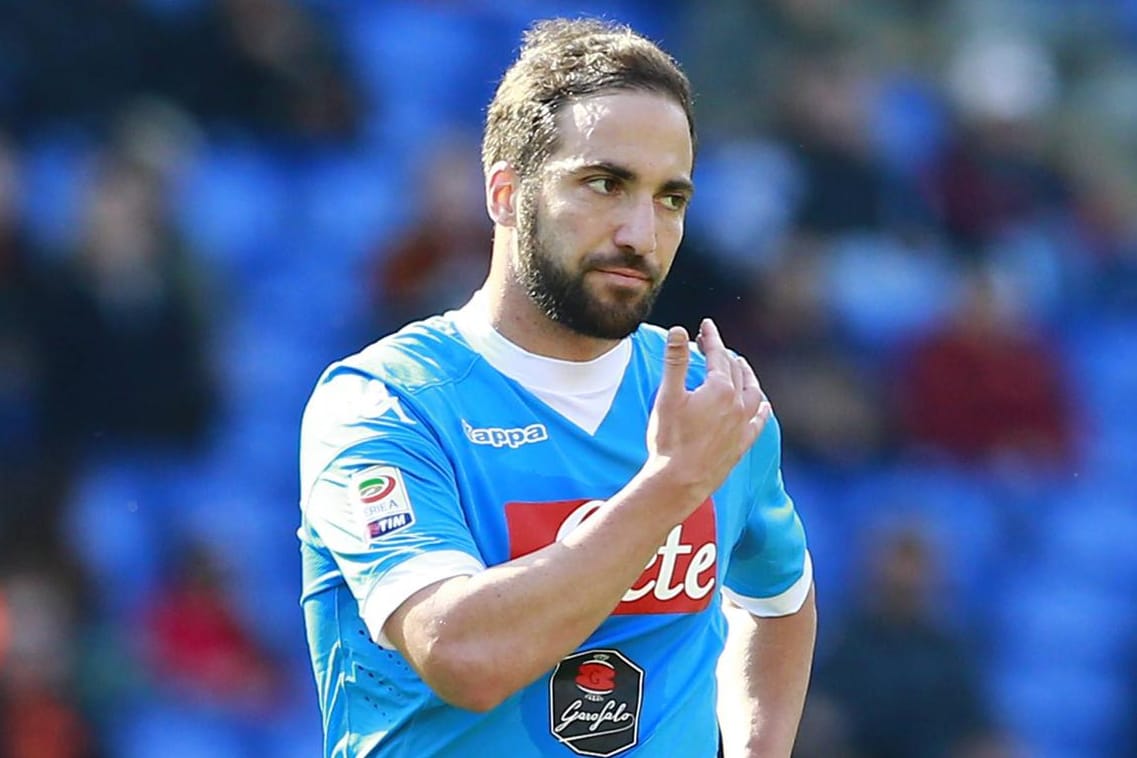 Das Wechseltheater um Gonzalo Higuain stößt den Neapel-Fans übel auf.