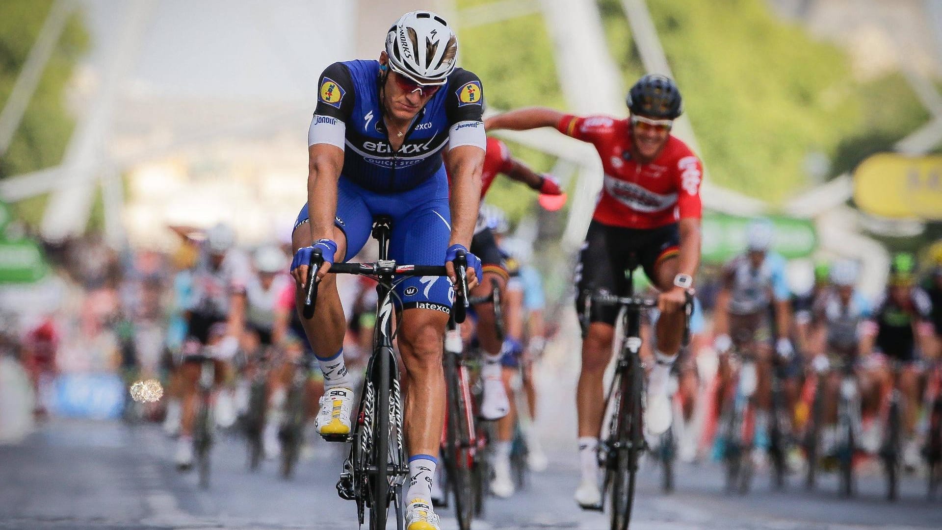 Enttäuscht: Marcel Kittel rollt gefrustet über den Zielstrich auf den Champs-Élysées.