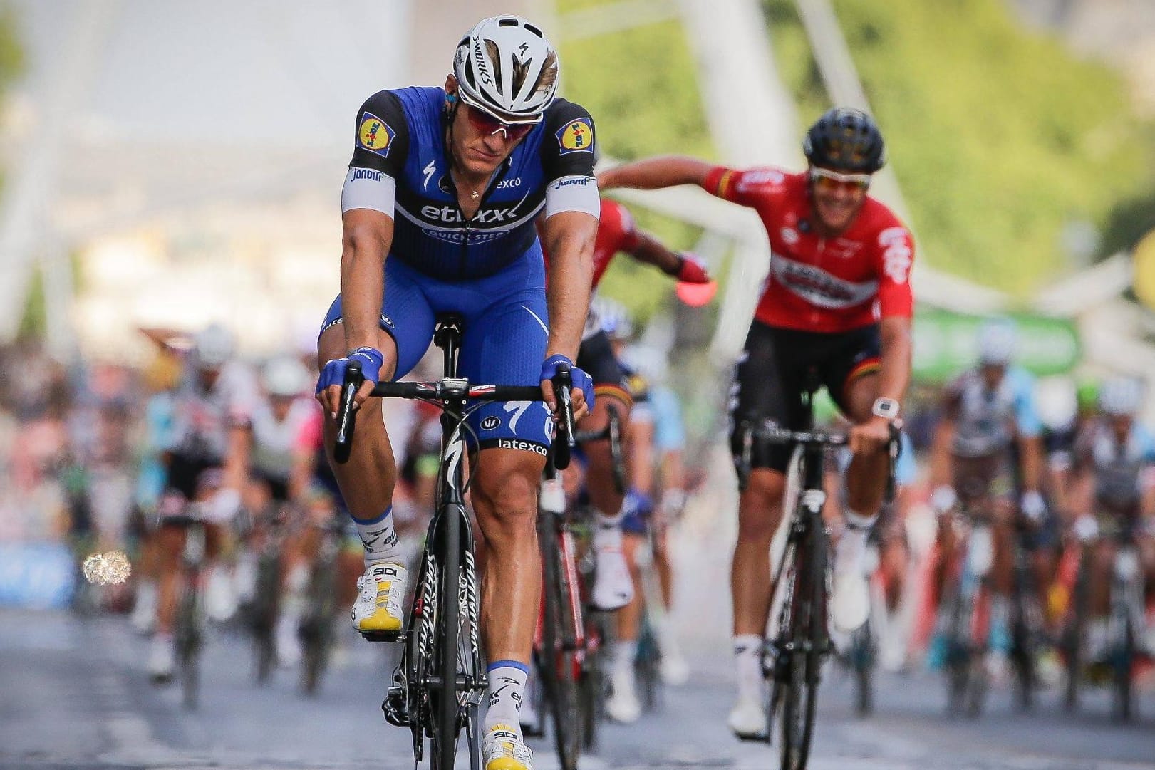 Enttäuscht: Marcel Kittel rollt gefrustet über den Zielstrich auf den Champs-Élysées.