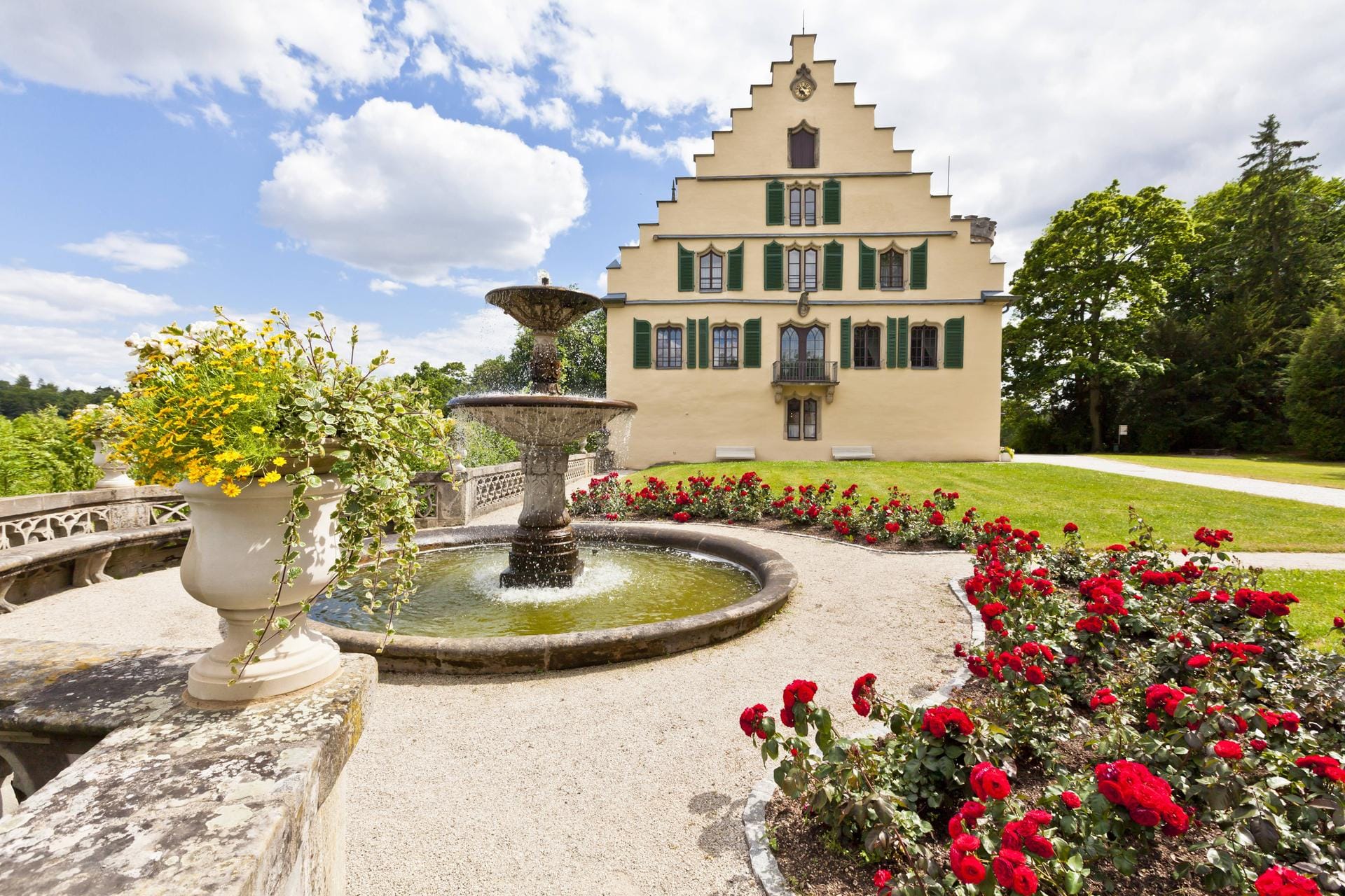 Schloss Rosenau: Einst eine mittelalterliche Burg, wurde die Anlage bei Rödental nahe Coburg Anfang des 19. Jahrhunderts zur Sommerresidenz im neogotischen Stil umgewandelt.