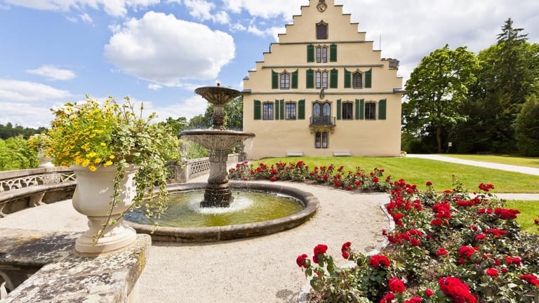 Schloss Rosenau: Einst eine mittelalterliche Burg, wurde die Anlage bei Rödental nahe Coburg Anfang des 19. Jahrhunderts zur Sommerresidenz im neogotischen Stil umgewandelt.