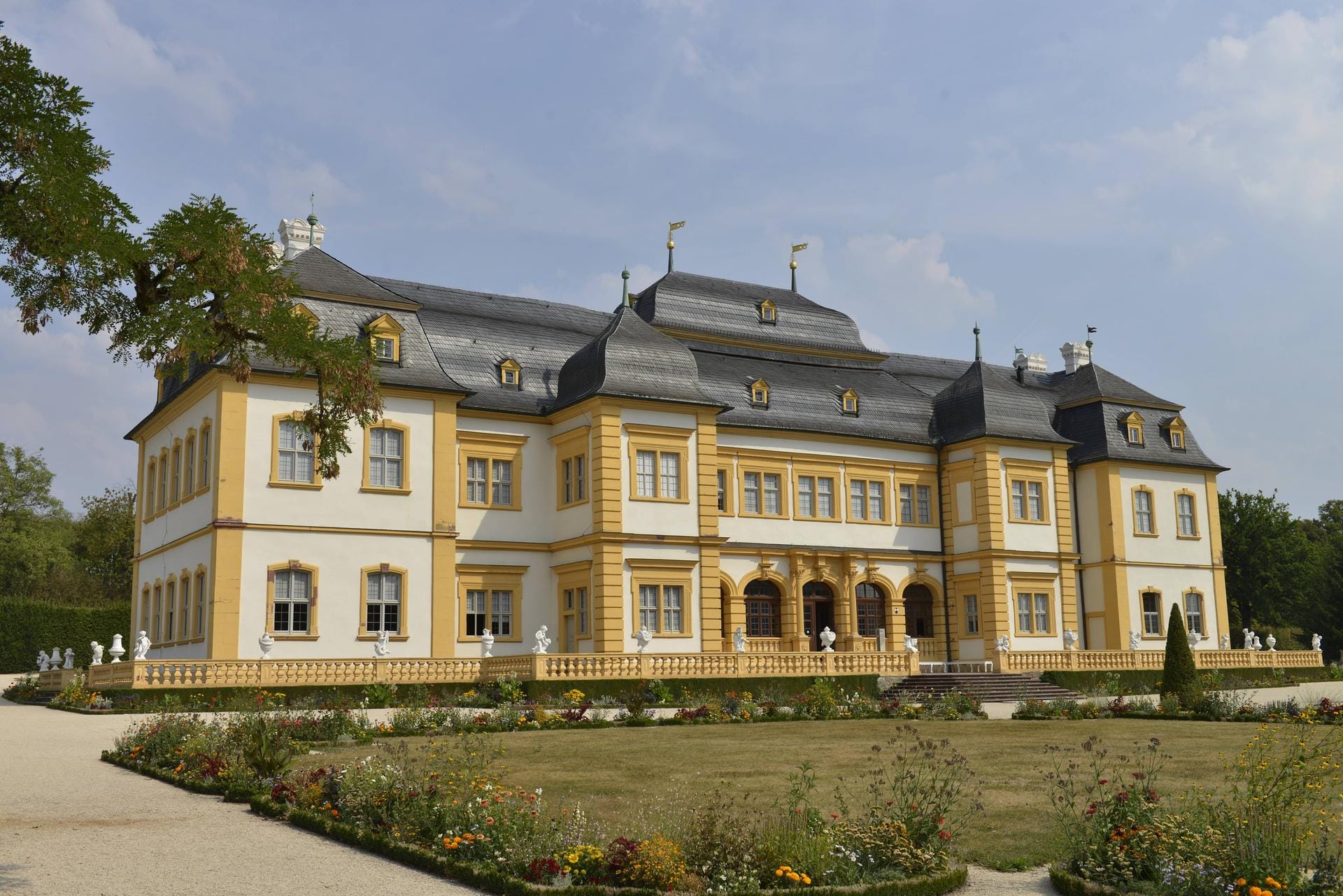 Schloss Veitshöchheim: Das Sommerschloss aus dem 17. Jahrhundert ist bekannt für seinen Rokoko-Garten mit rund 300 Skulpturen.