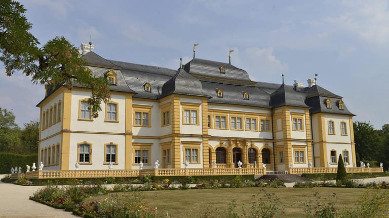 Schloss Veitshöchheim: Das Sommerschloss aus dem 17. Jahrhundert ist bekannt für seinen Rokoko-Garten mit rund 300 Skulpturen.