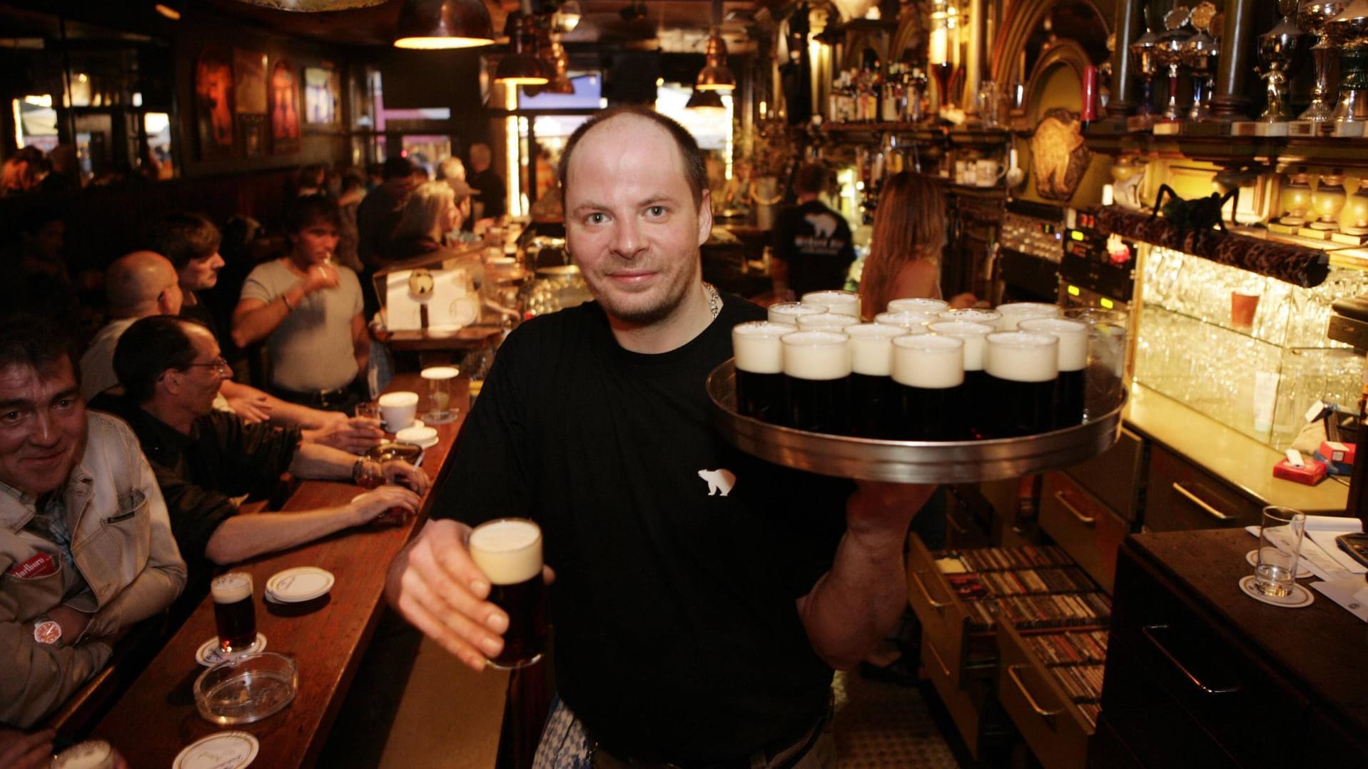 Altbier ist eine beliebte Biersorte in Düsseldorfer Kneipen.