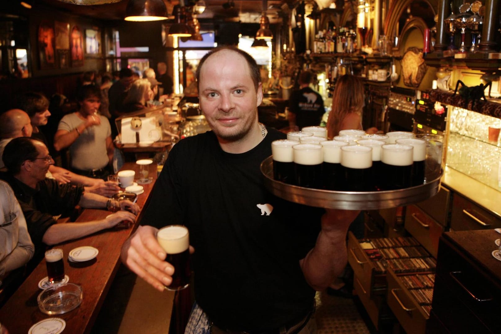 Altbier ist eine beliebte Biersorte in Düsseldorfer Kneipen.