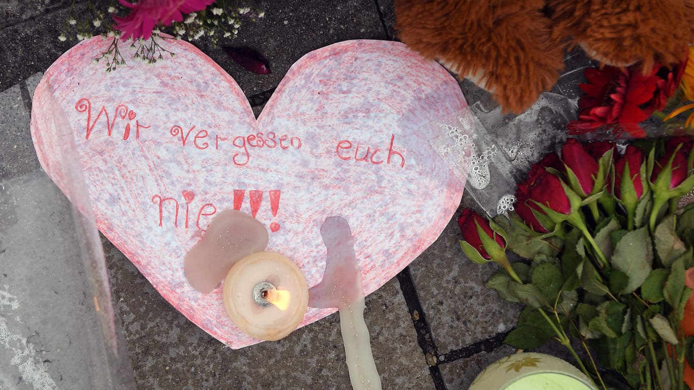 Blumen, Kerzen und Herzen: So bekundeten Jugendliche ihre Trauer am Schauplatz eines Amoklaufs.