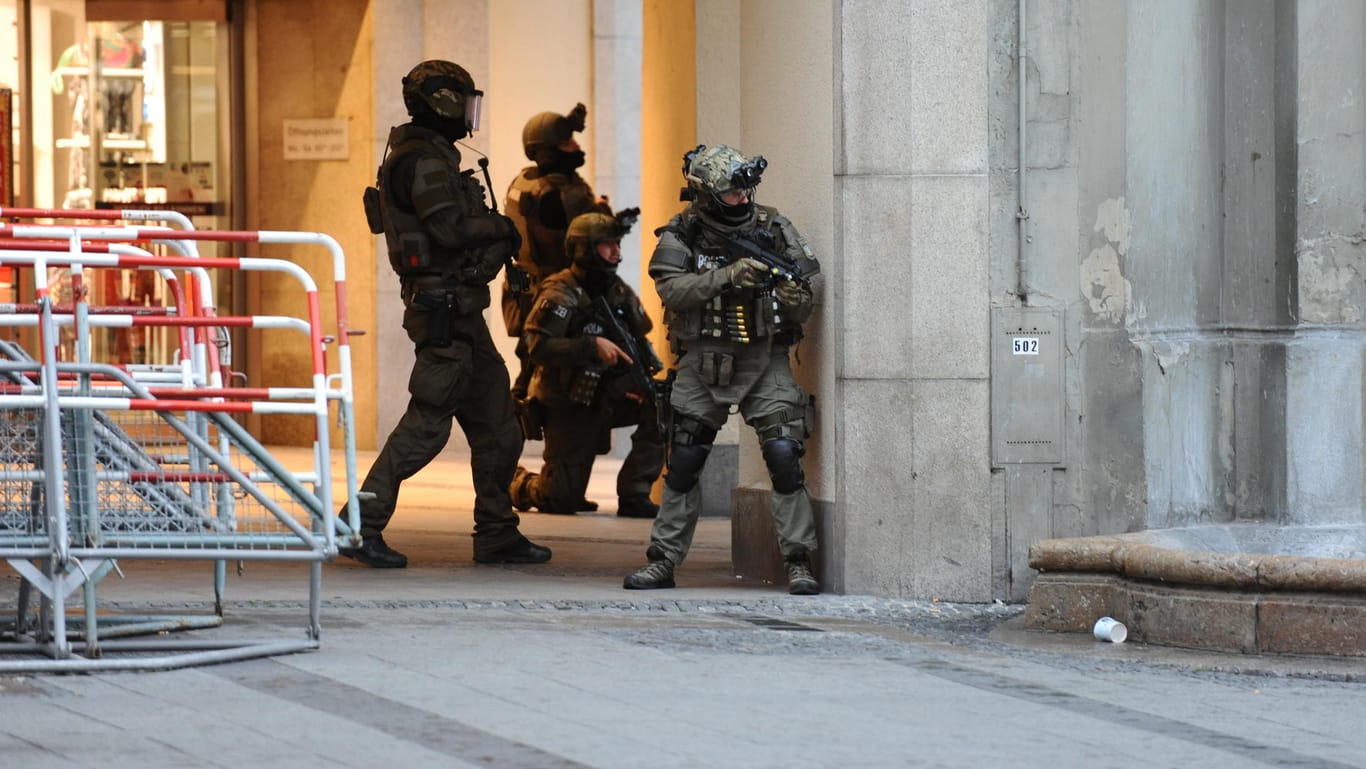 Amoklauf in München: Schwerbewaffnete Polizisten beim Einsatz am Karlsplatz.