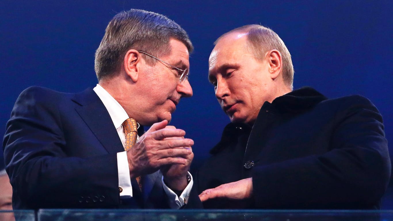 Kremlchef Wladimir Putin (re.) hat die Starterlaubnis für Russen bei den Olympischen Spielen in Rio de Janeiro begrüßt. Präsident Thomas Bach steht nach der IOC-Entscheidung in der Kritik.