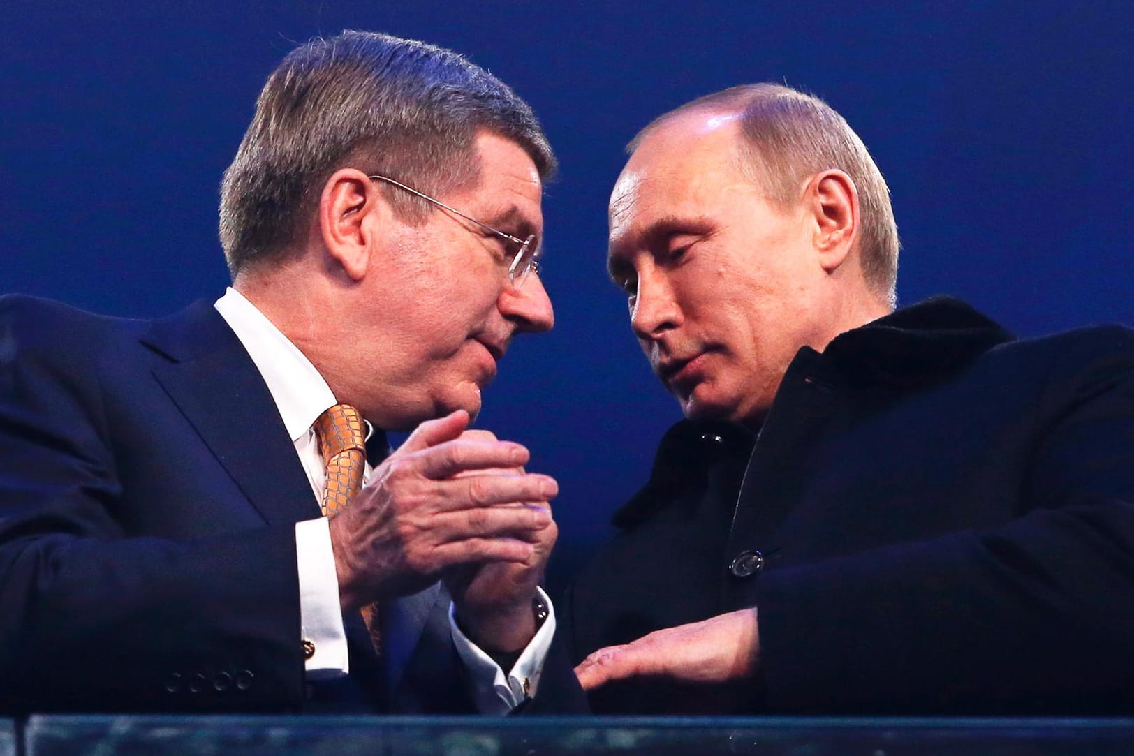 Kremlchef Wladimir Putin (re.) hat die Starterlaubnis für Russen bei den Olympischen Spielen in Rio de Janeiro begrüßt. Präsident Thomas Bach steht nach der IOC-Entscheidung in der Kritik.