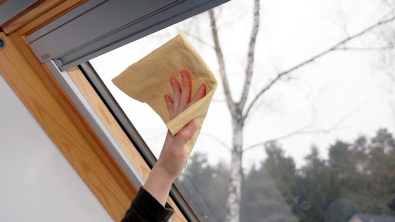 Reinigen: Mit einem Fensterleder wird alles streifenfrei sauber.