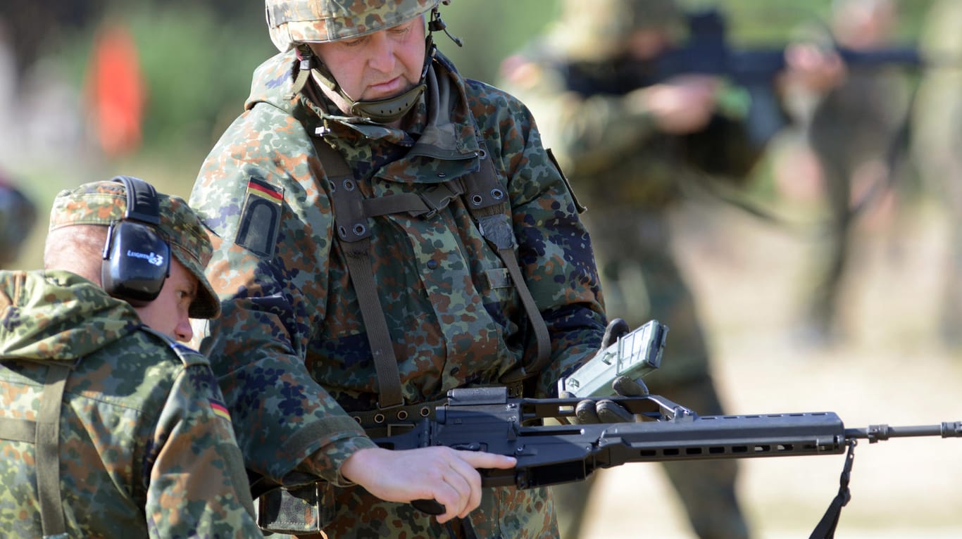 Übung von Reservisten der Bundeswehr auf dem Truppenübungsplatz Lehnin bei Brück in Brandenburg.
