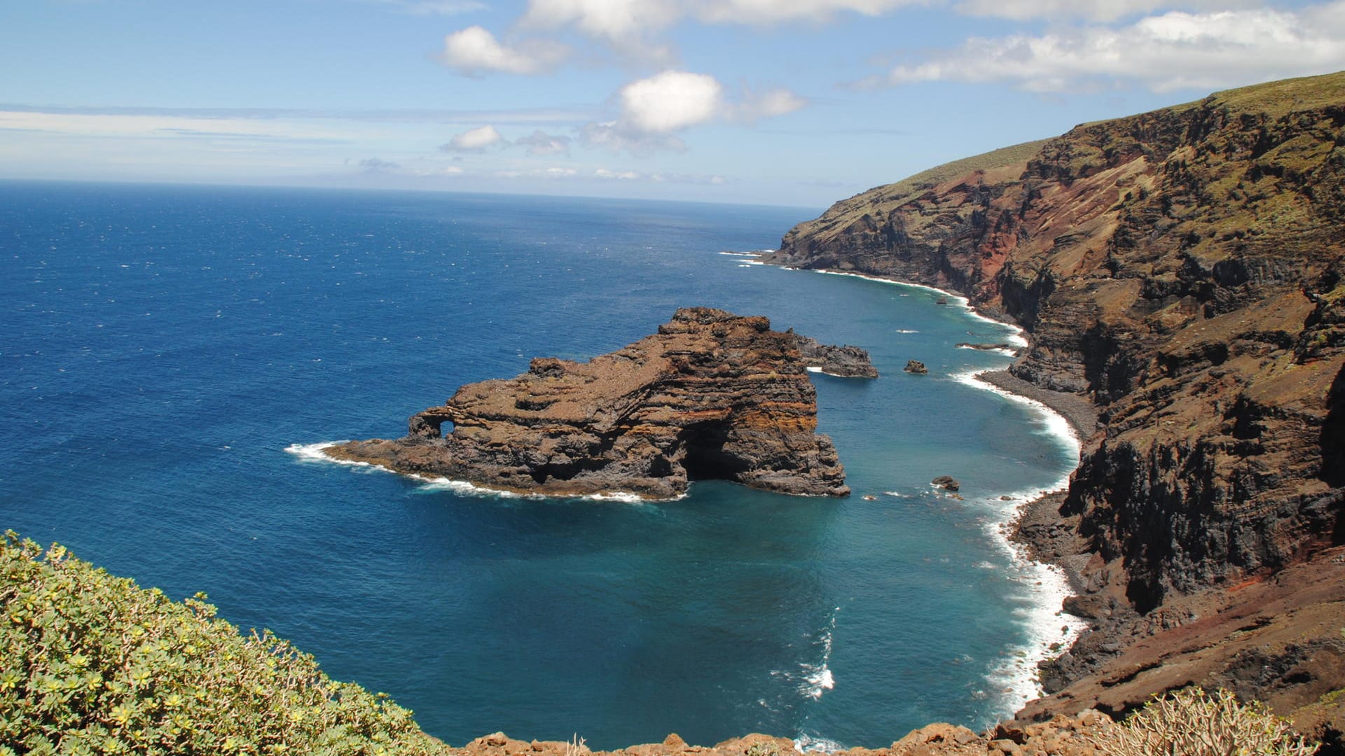 Auf La Palma gibt es an der Steilküste immer wieder kleine Buchten, zu denen man wandern kann.