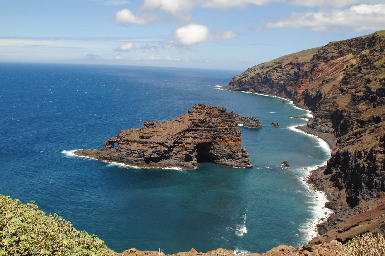 Auf La Palma gibt es an der Steilküste immer wieder kleine Buchten, zu denen man wandern kann.