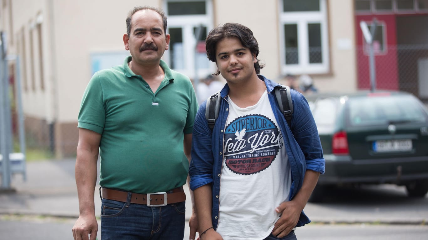 Mousa Alskheili (li.) und sein Sohn Rami hätten gerne mehr Kontakt zu Deutschen. Sie fürchten, dass es jetzt noch schwerer wird.