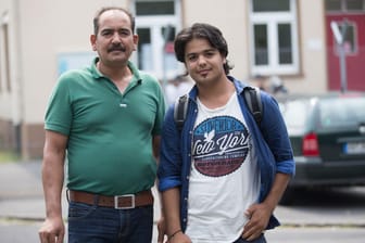 Mousa Alskheili (li.) und sein Sohn Rami hätten gerne mehr Kontakt zu Deutschen. Sie fürchten, dass es jetzt noch schwerer wird.