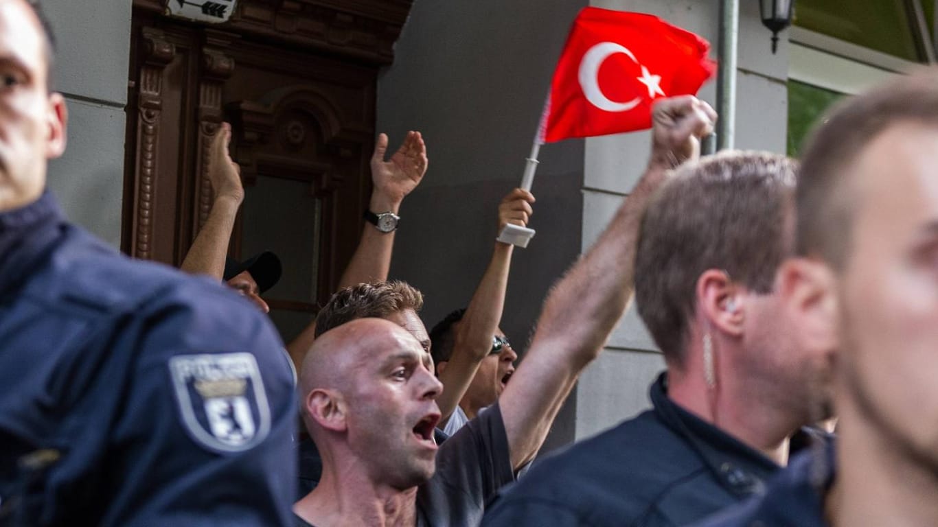 Anhänger der Erdogan-Partei AKP bei einer Demonstration in Berlin.