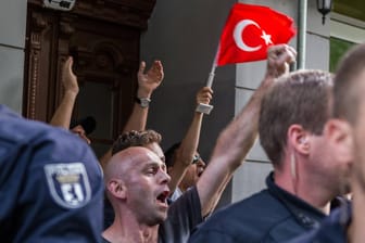 Anhänger der Erdogan-Partei AKP bei einer Demonstration in Berlin.