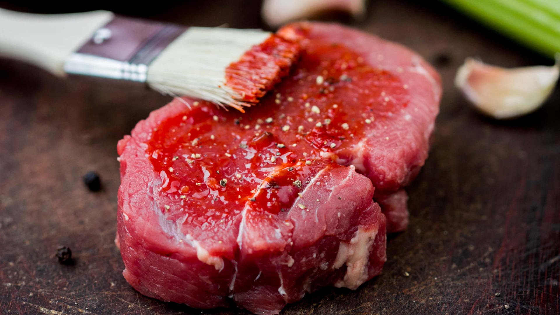 Eine gute Marinade macht das Fleisch zur Köstlichkeit.