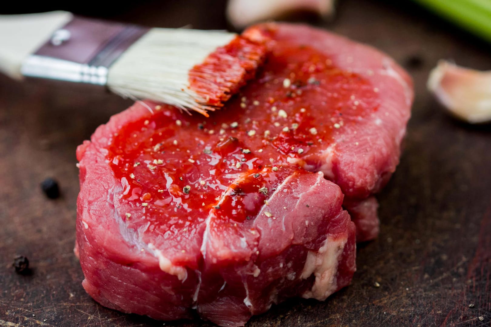 Eine gute Marinade macht das Fleisch zur Köstlichkeit.