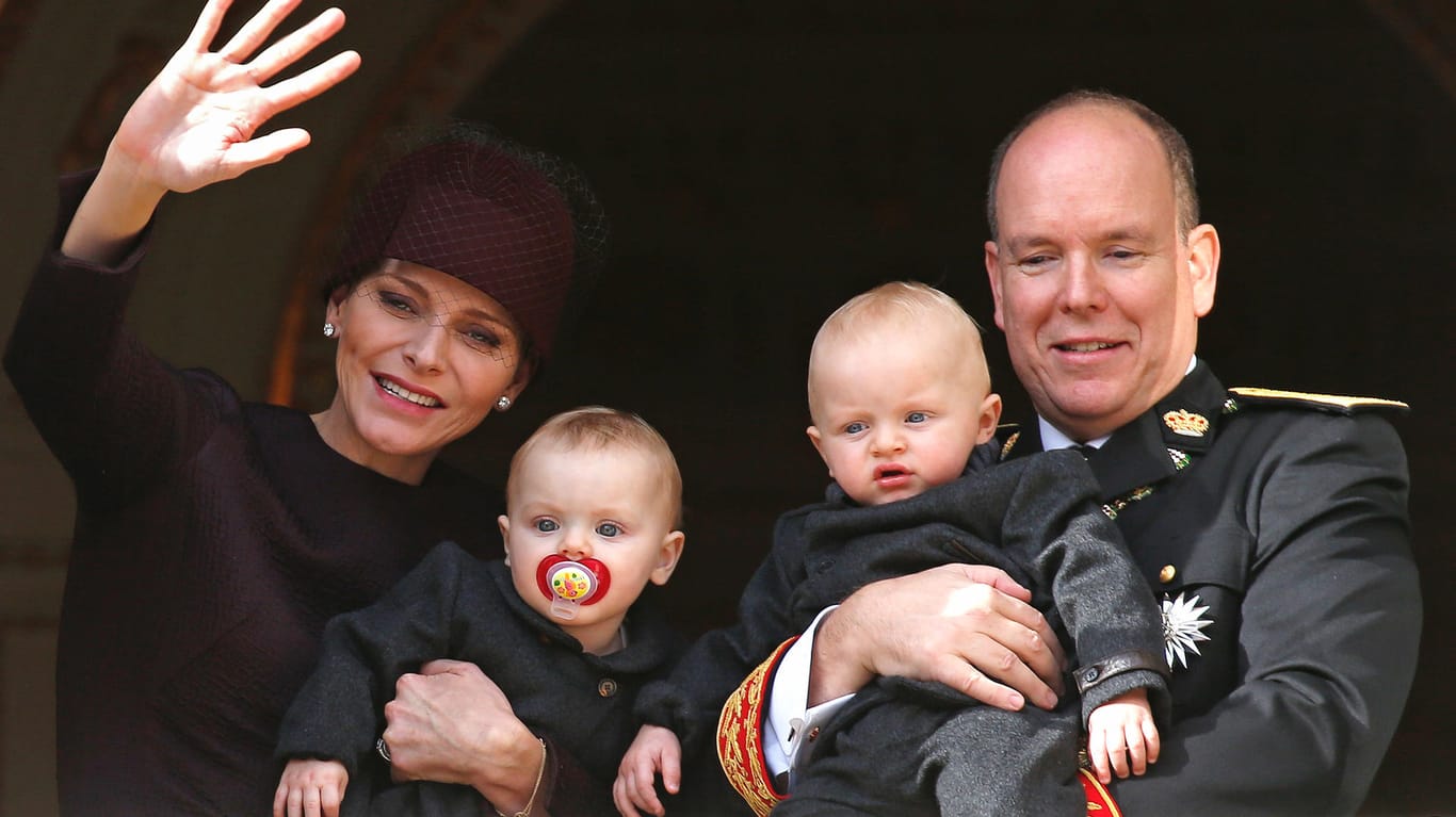 Prinzessin Gabriella (2. v. li.) und Prinz Jacques (2. v. re.) mit ihren Eltern im November 2015.