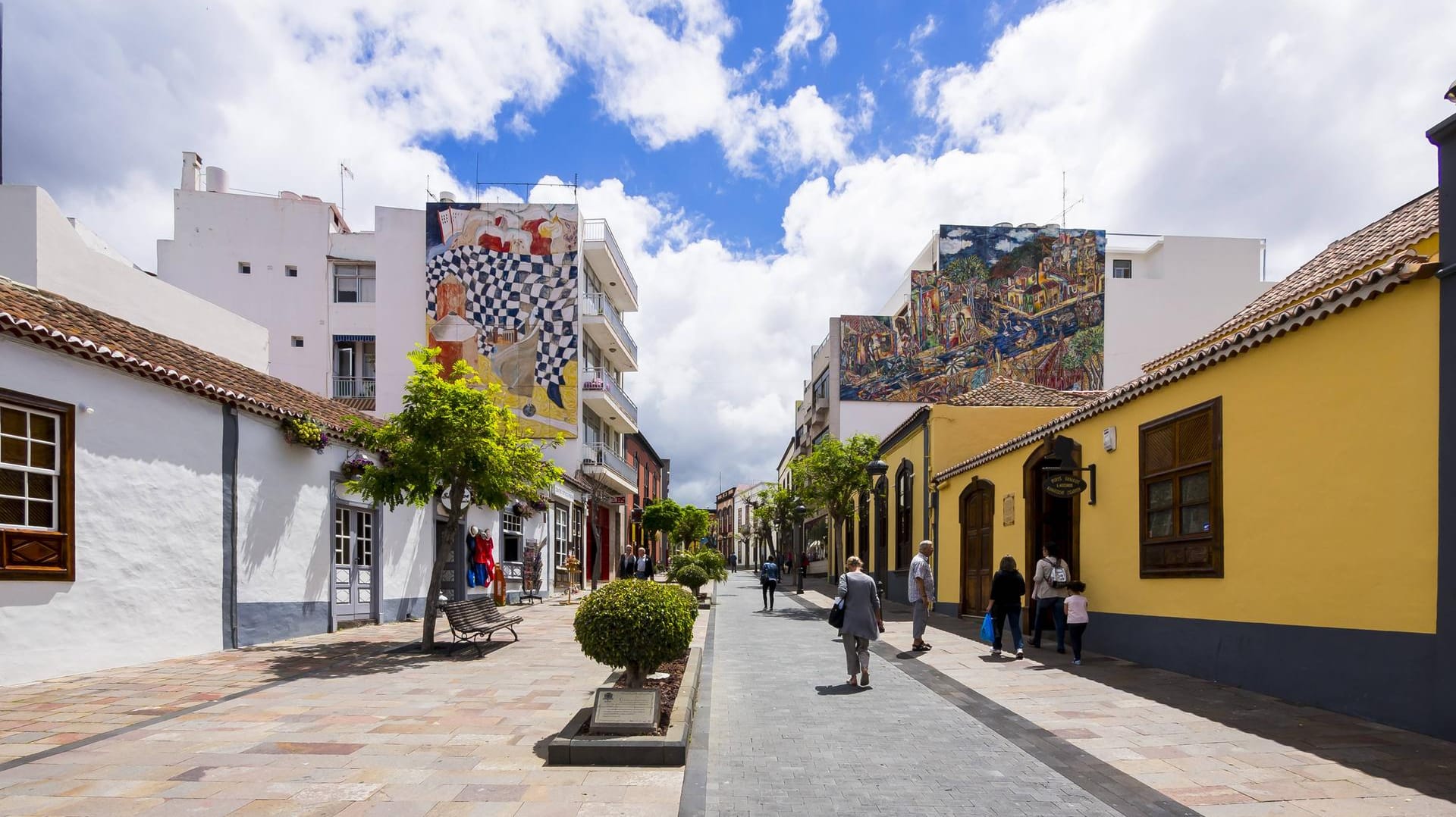 In Los Llanos de Aridane ziert moderne Kunst die Fassaden.