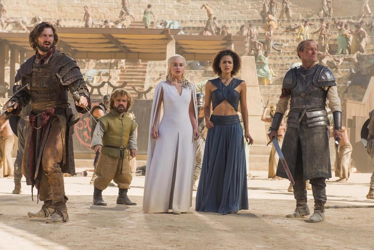 Emilia Clarke (Mitte, helles Kleid) spielt in "Game of Thrones" die Drachenmutter Daenerys Targaryen. Für sie bedeutet die Serie den internationalen Durchbruch, zuvor stand auch sie hauptsächlich auf der Theaterbühne.