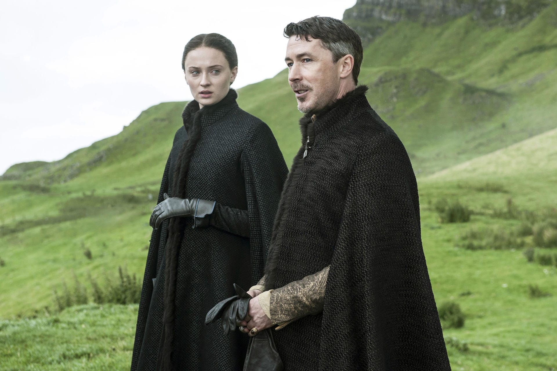Aidan Gillen an der Seite von Sophie Turner in ihren Rollen als Petyr "Littlefinger" Baelish und Sansa Stark in "Game of Thrones". Für Sophie Turner ist "Game of Thrones" das Debüt vor der Kamera.