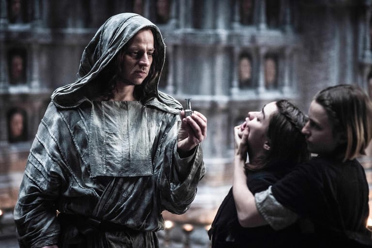 In "Game of Thrones" verkörpert Tom Wlaschiha seit 2015 regelmäßig den etwas zwielichtigen Jaqen H'ghar, der Arya Stark (Maisie Williams, Mitte) im Haus von Schwarz und Weiß in die Künste der gesichtslosen Männer einführt.