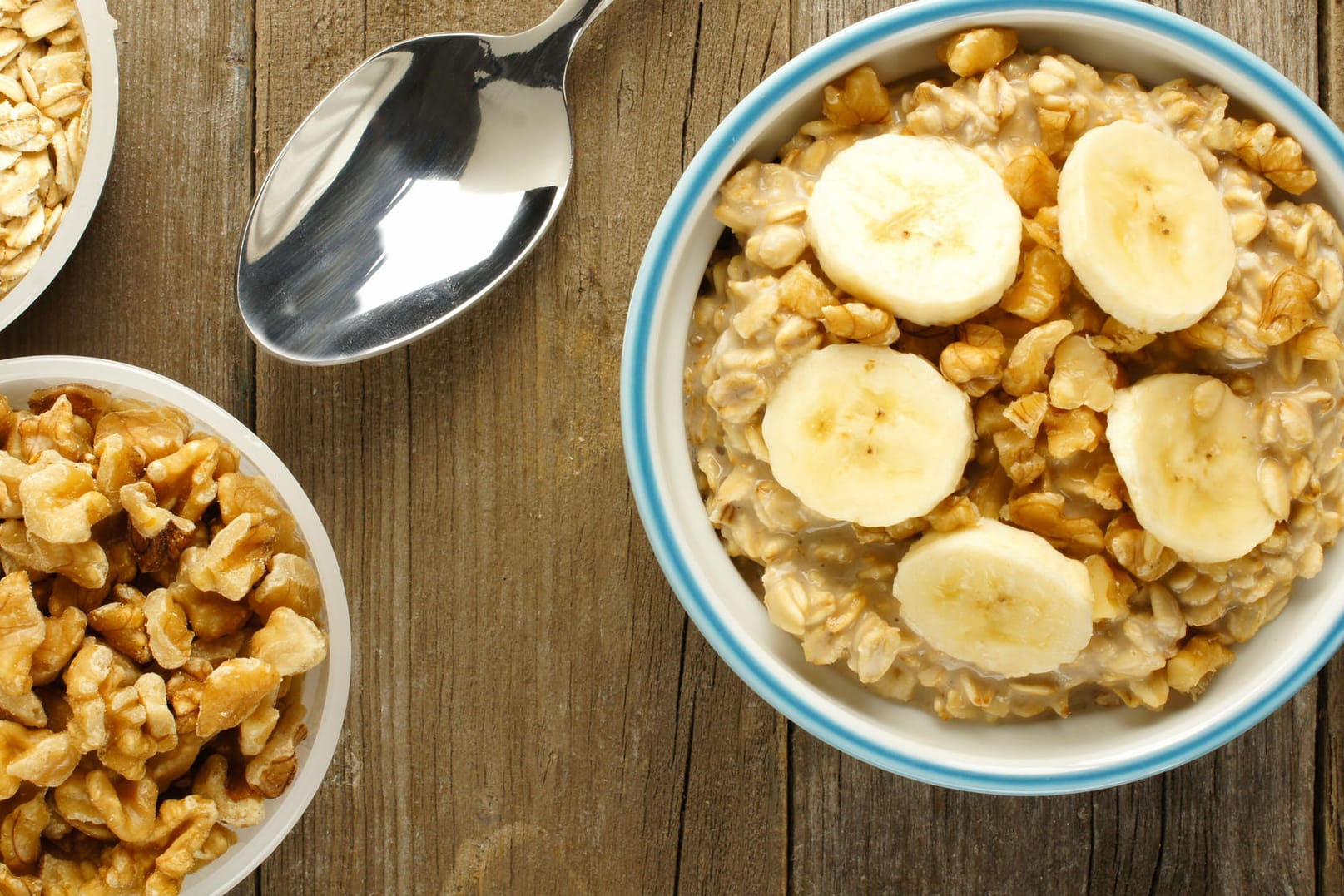 Lebensmittel wie Walnüsse, Haferflocken und Bananen stecken voller Magnesium.