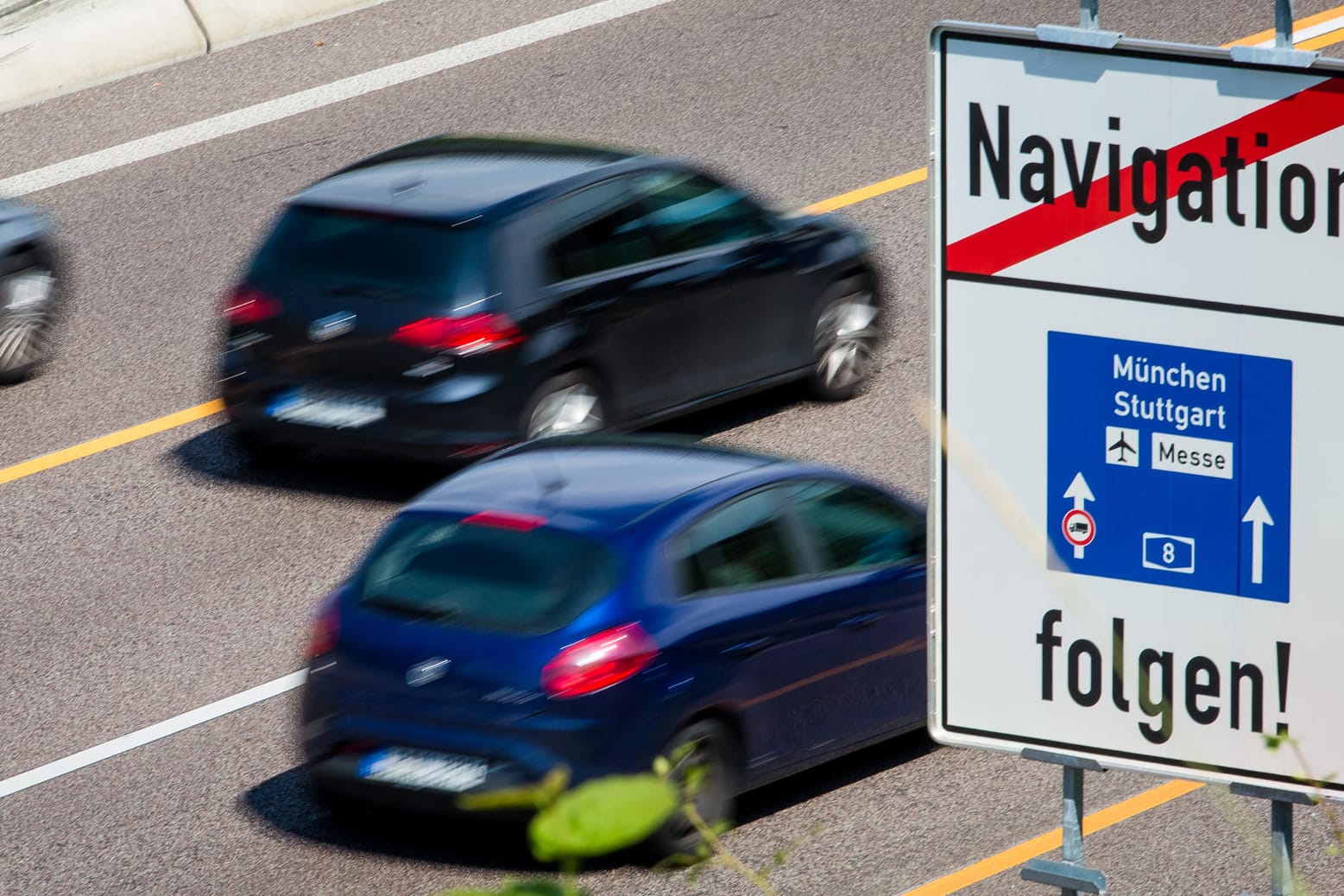 Das neue Verkehrsschild mit der Bedeutung "Navigationssystem ausschalten" auf der Autobahn A8 in der Nähe des Leonberger Dreiecks.