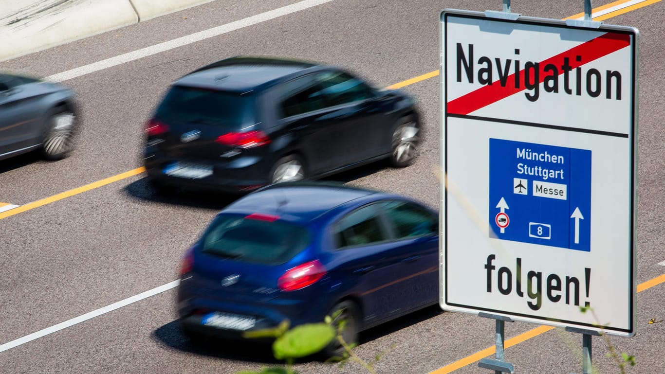 Das neue Verkehrsschild mit der Bedeutung "Navigationssystem ausschalten" auf der Autobahn A8 in der Nähe des Leonberger Dreiecks.