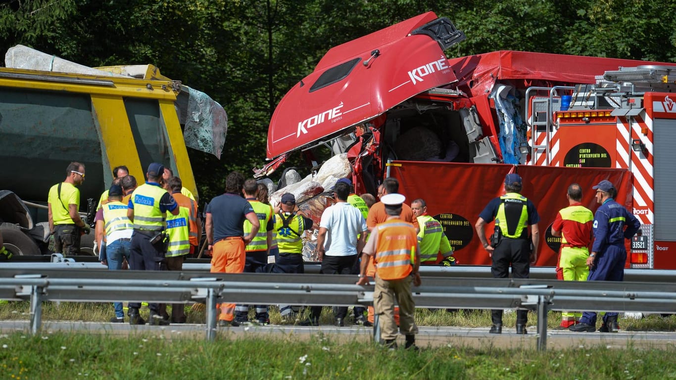 Horror-Unfall vor der Einfahrt zum Gotthard-Tunnel: Für die vier Insassen eines Pkw kam jede Hilfe zu spät.