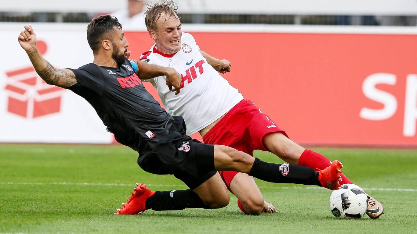 Dominic Maroh (li.) vom 1. FC Köln grätscht gegen Fortunas Cimo Röcker.