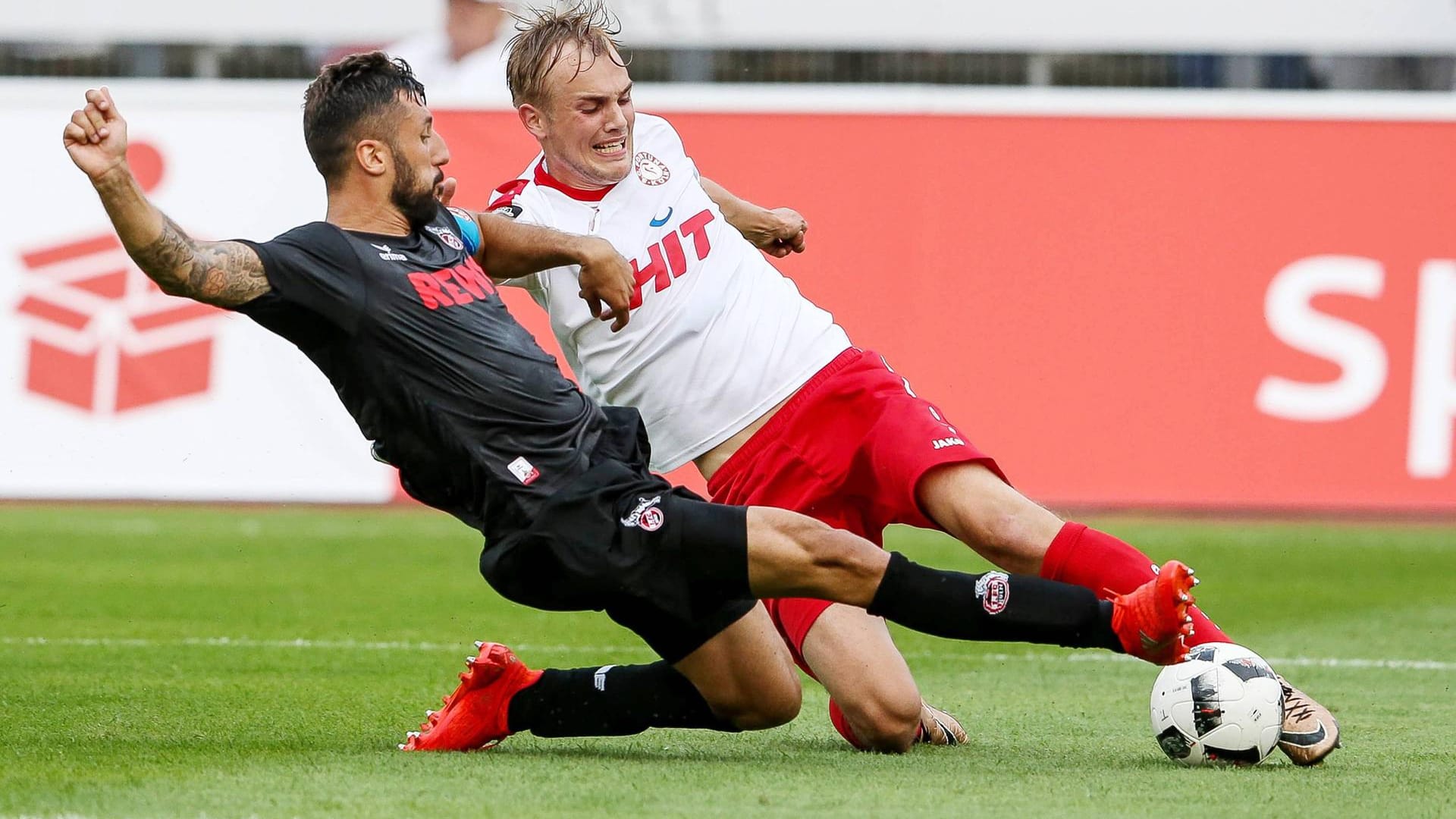 Dominic Maroh (li.) vom 1. FC Köln grätscht gegen Fortunas Cimo Röcker. Dominic Maroh (li.) vom 1. FC Köln grätscht gegen Fortunas Cimo Röcker.