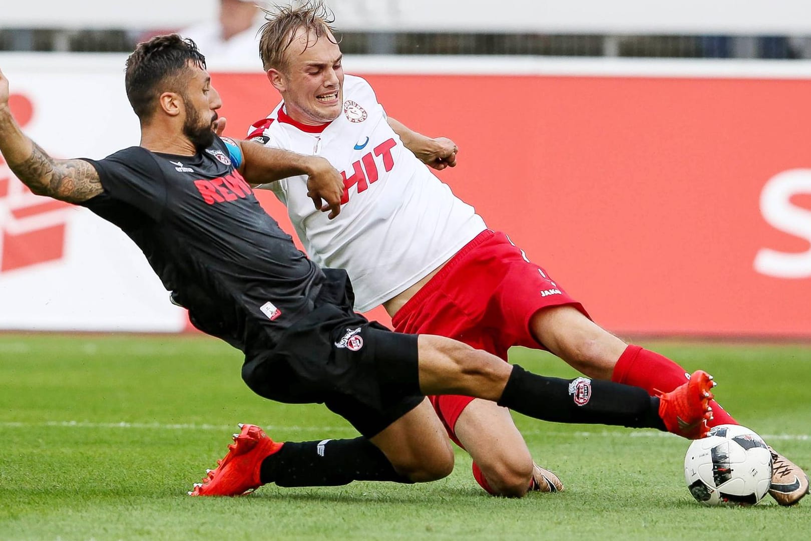 Dominic Maroh (li.) vom 1. FC Köln grätscht gegen Fortunas Cimo Röcker.