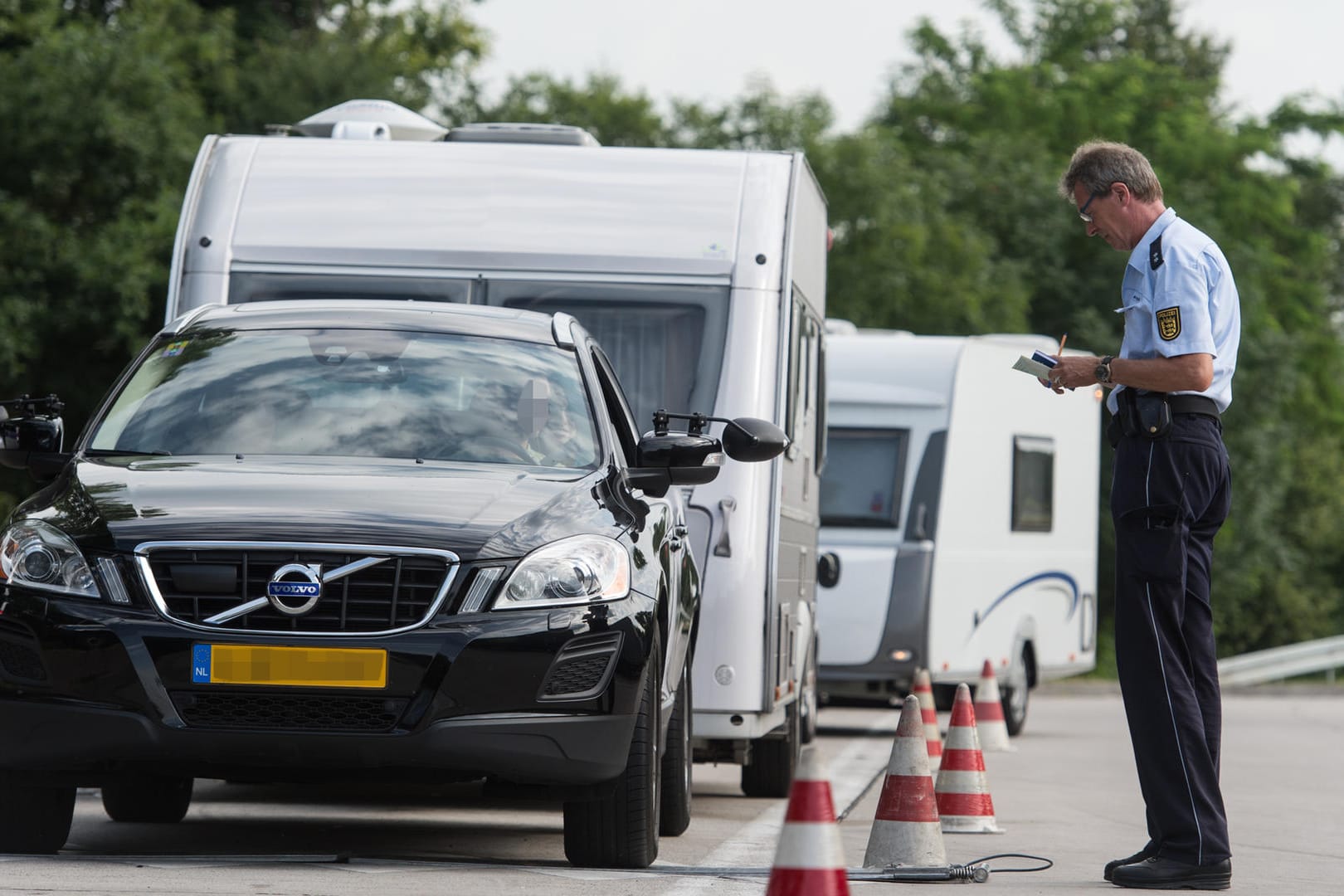 Wohnwagen werden an der A5 kontrolliert.