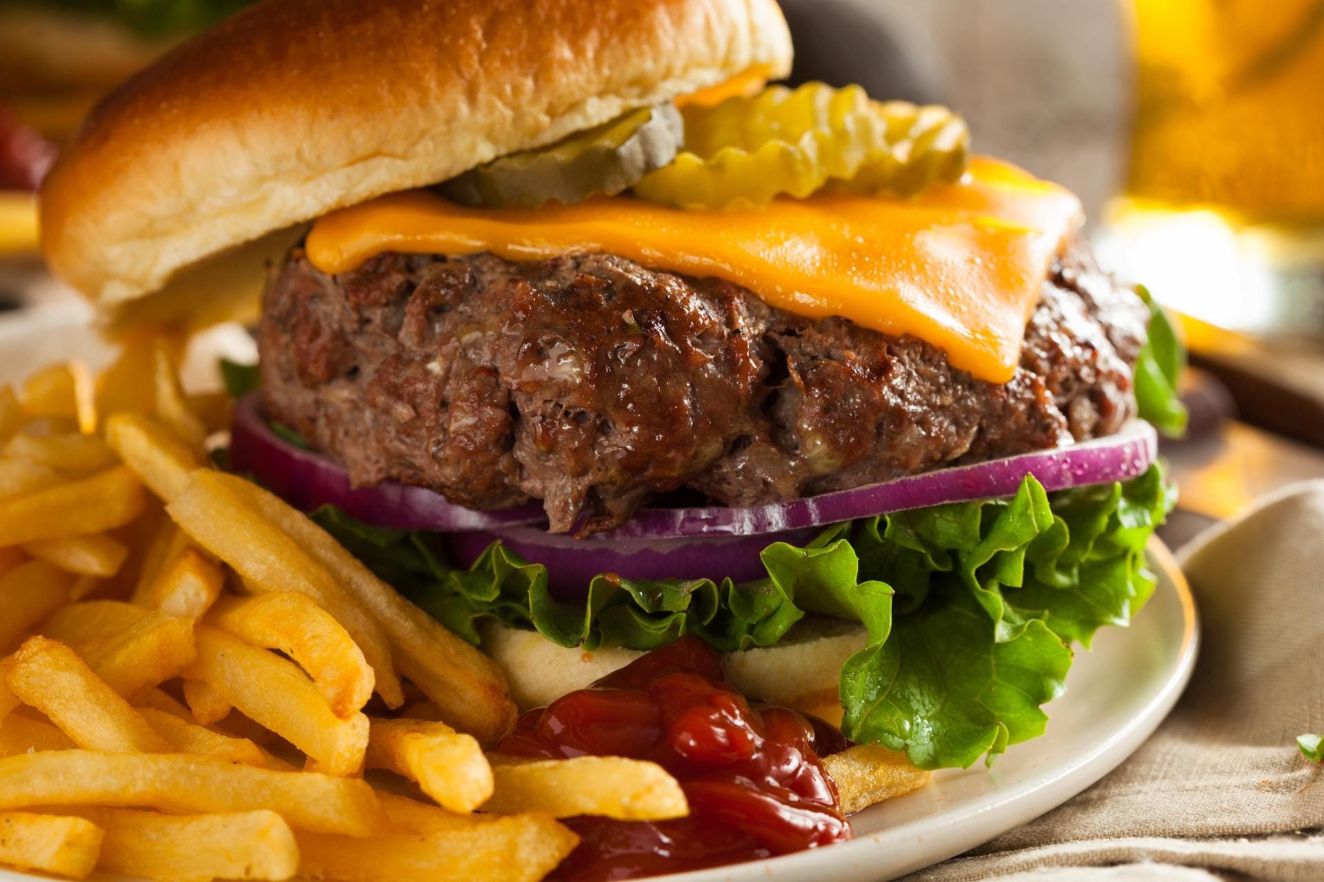 Bisonfleisch kann Rind in nahezu allen Rezepten ersetzen wie etwa bei einem Burger.