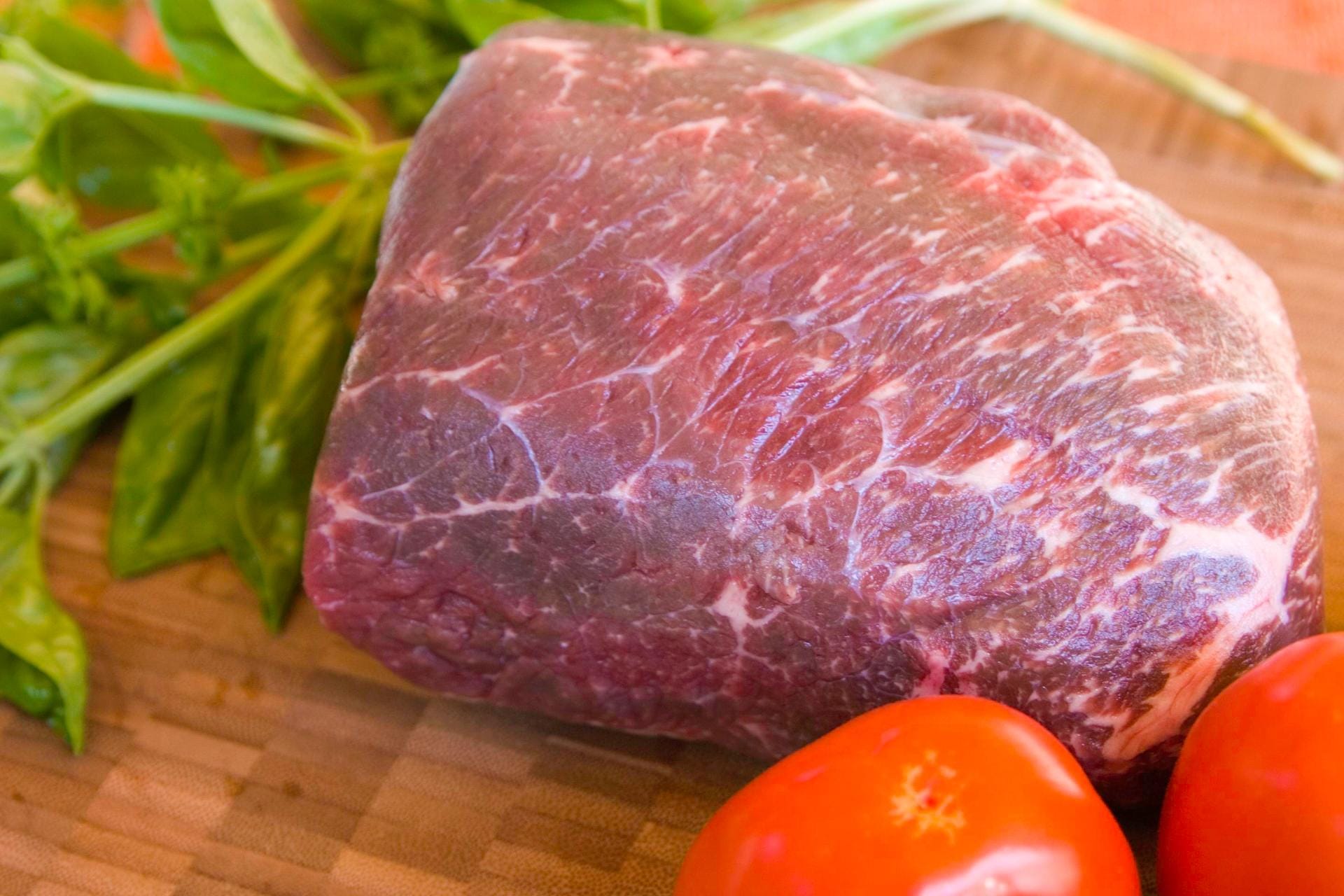 Bisonfleisch ist von kräftiger, roter Farbe und dabei extrem zart.