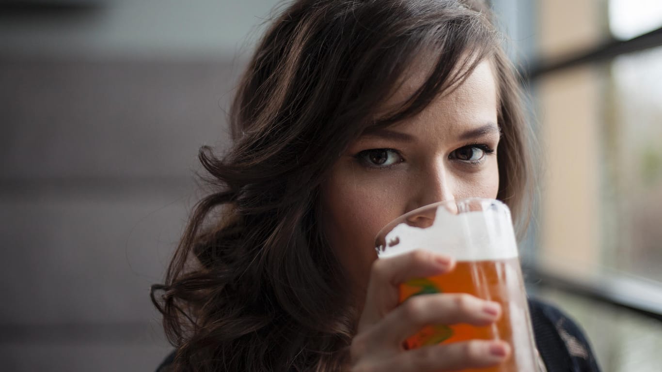 Risiko für Grauen Star: Alkohol trübt die Sinne und langfristig die Augenlinse.