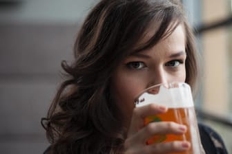 Risiko für Grauen Star: Alkohol trübt die Sinne und langfristig die Augenlinse.