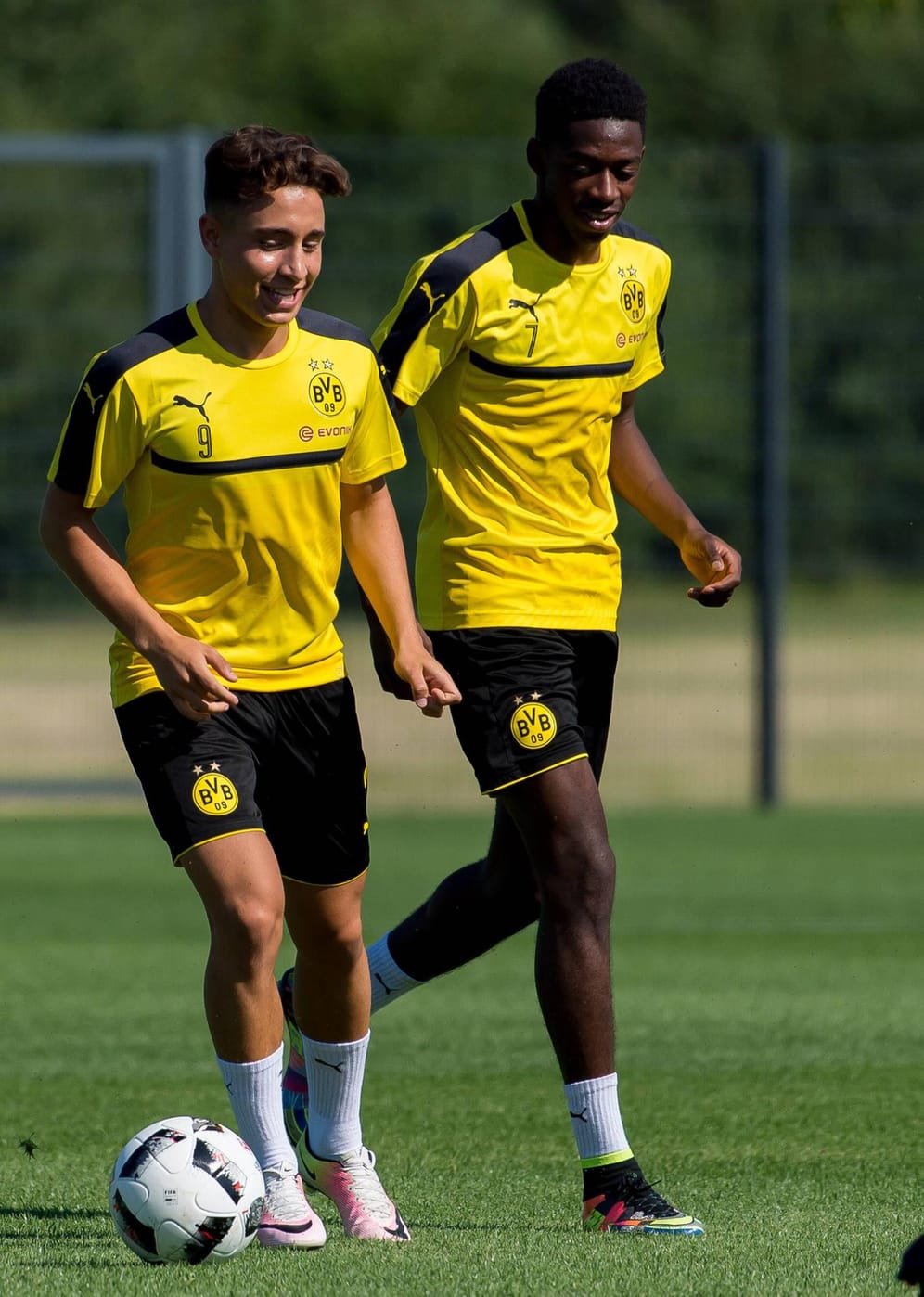 Emre Mor/Ousmane Dembélé (v.li.), BVB: Der 18-jährige Mor kam für sieben Millionen Euro vom FC Nordsjaelland, für den 19-jährigen Dembélé überwies Dortmund 15 Millionen Euro an Stade Rennes.