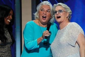 Tyne Daly (l.) und Sharon Gless stimmten beim Parteitag der US-Demokraten gemeinsam mit anderen TV-Stars den Song "What The World Needs Now Is Love" an.