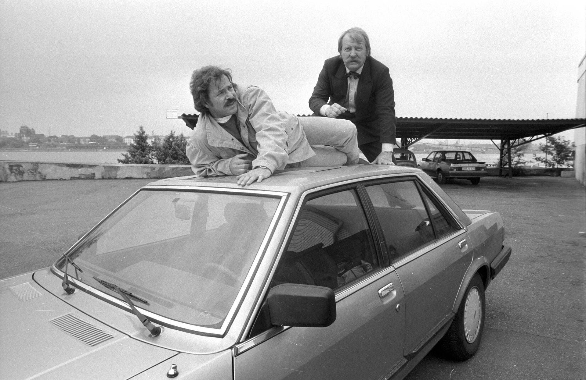 Götz George (links) und Eberhard Feik im Tatort - auf dem Dach des Dienstwagens.