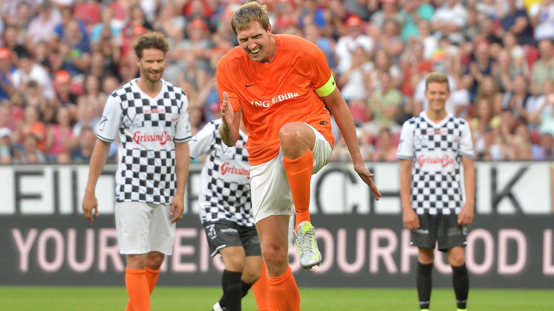 Dirk Nowitzki bei seiner "Zaza-Einlage" beim Benefizspiel in Mainz.