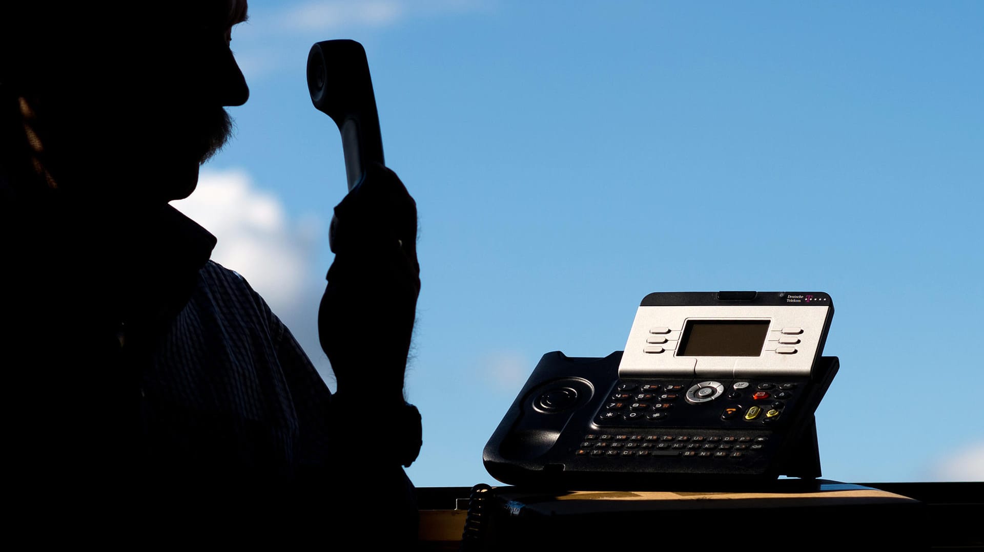 Betrüger geben am Telefon vor, Bankmitarbeiter oder Staatsanwalt zu sein. Das Opfer soll unter Druck gesetzt werden.